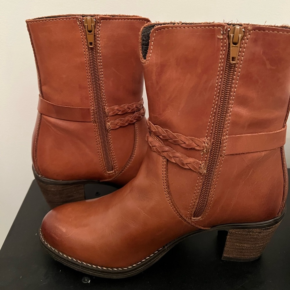 Umberto Raffini Women’s Verona ankle boots color Tan size 38 (US 7.5)